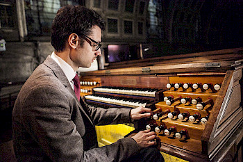 David Cassan spielt Orgel