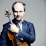 Hartmut Rohde hält seine Geighe