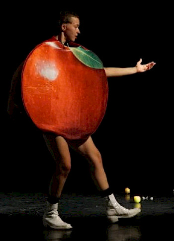 1 Frau in Kostum eines Apfels