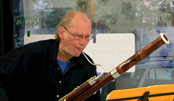 Ein Mann spielt Fagott