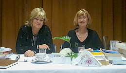 Katrin Kaesler und Doris Meinke sitzen an einem Tisch