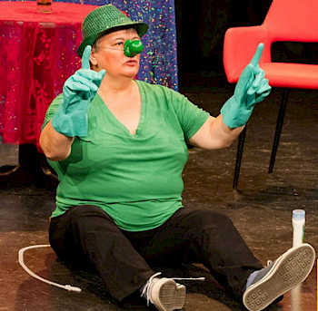 Eine Szene von «Ampel K.O. - Zukunft K.I.»: Eine Frau sitzt auf dem Boden mit grünem T-Shirt