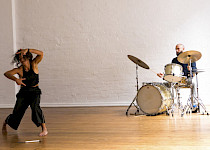 Roberta Ricci tanzt & Francesco Ghirlanda spielt Schlagzeug