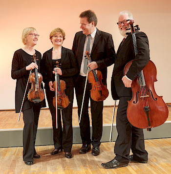 Vier lachende Musiker des Streichquartetts ConMot(t)o