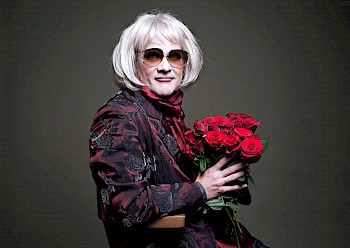 Irmgard Knef mit einem Strauß roter Rosen