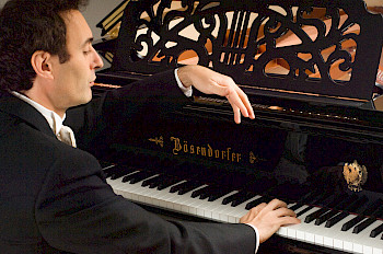Gianluca Luisi, Pianist, am Klavier