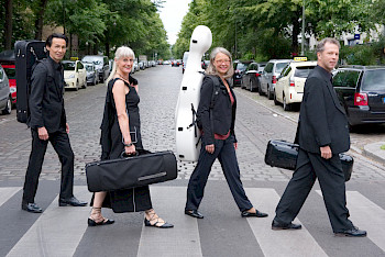 die Musikewr des fiorentina Quartetts gehen über eine Straße