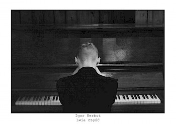Das Bild ist schwarz weiß. Ein Mann sitzt zusammengesunken vor einem Klavier.